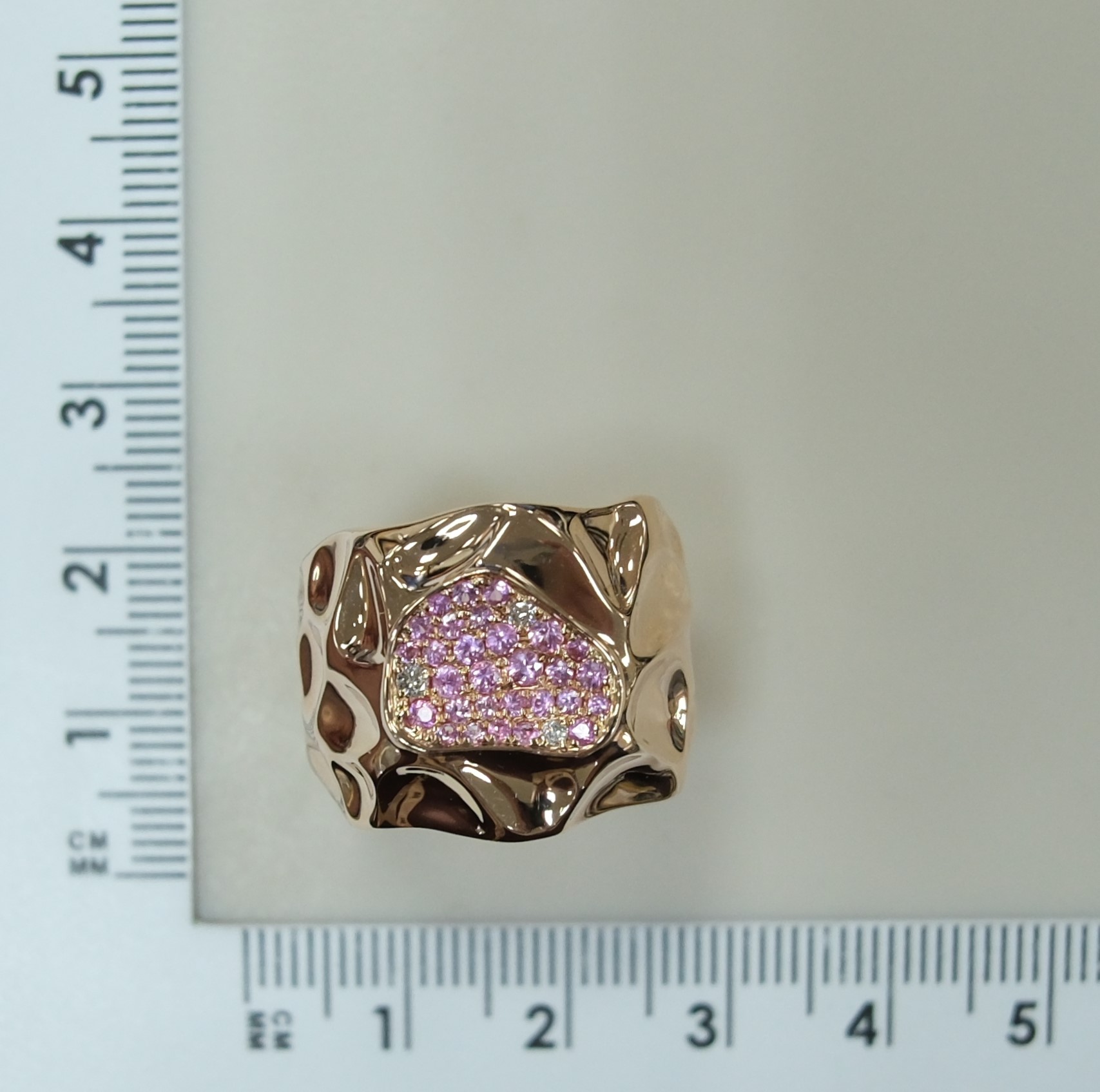 Колцьо из золота с розовыми сапифирами